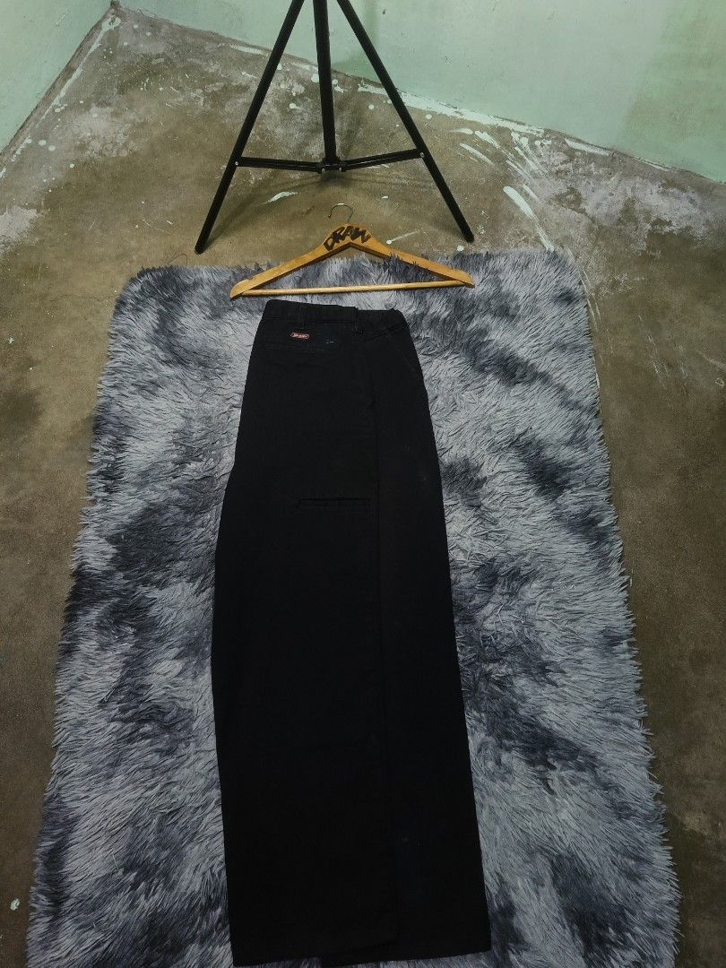 Genuine Dickies Black Work Pants (Category: Trousers) located in Las Pinas. Submitted by jowardbemi21707 (Listing ID 1471094834, Image 1). Description: Solid black Dickies work pants in a classic relaxed straight leg fit. Made from durable twill fabric with standard belt loops and the iconic red logo tag on the rear pocket. Perfect for everyday streetwear. Boss, hit me up if interested!.