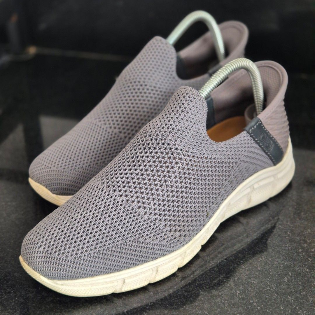 Gibi Gray Knit Slip-On Shoes Featherlight (Category: Casual Shoes) located in Manila. Submitted by _mlb94 (Listing ID 1470983877, Image 1). Description: Gibi Slide On (Hands-free) •Ultralight basic sneakers with leather Gibi tab •Mesh •Ultra breathable •Easy slip on •With removable insoles •PU outsole •Lightweight •Outsole height: 3.5 cm •VERY COMFORTABLE!! Perfect for daily use ☁️ RFS: Decluttering, still in perfect condition. Used less than 5 t