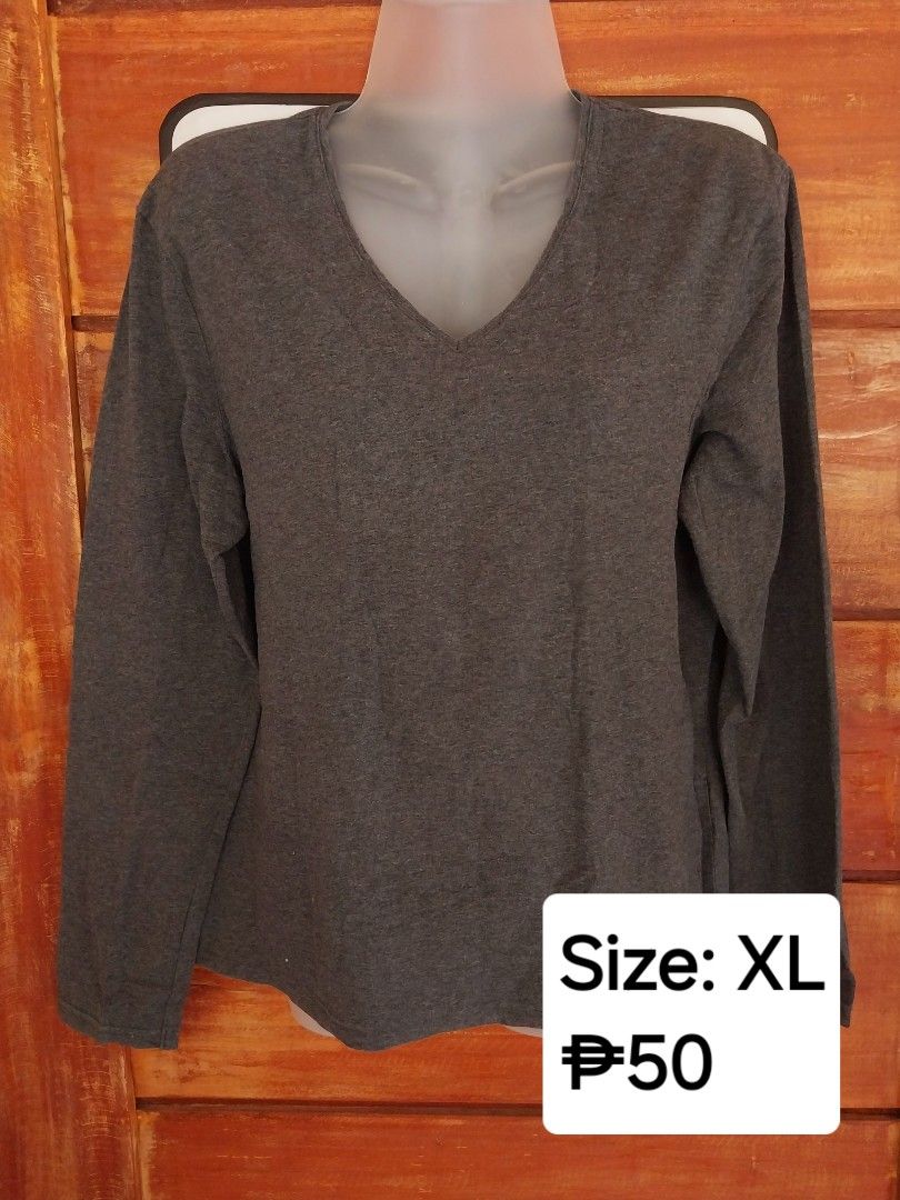 Giordano V-Neck Sweater (Category: Longsleeves) located in Binangonan. Submitted by verystrawberryyyyy (Listing ID 1471004361, Image 1). Description: REMINDERS: • Colors may vary slightly due to lighting. • Please check photo for the item's condition, price, and size. • DM me for more details or inquiries! Thank you! ✨️.
