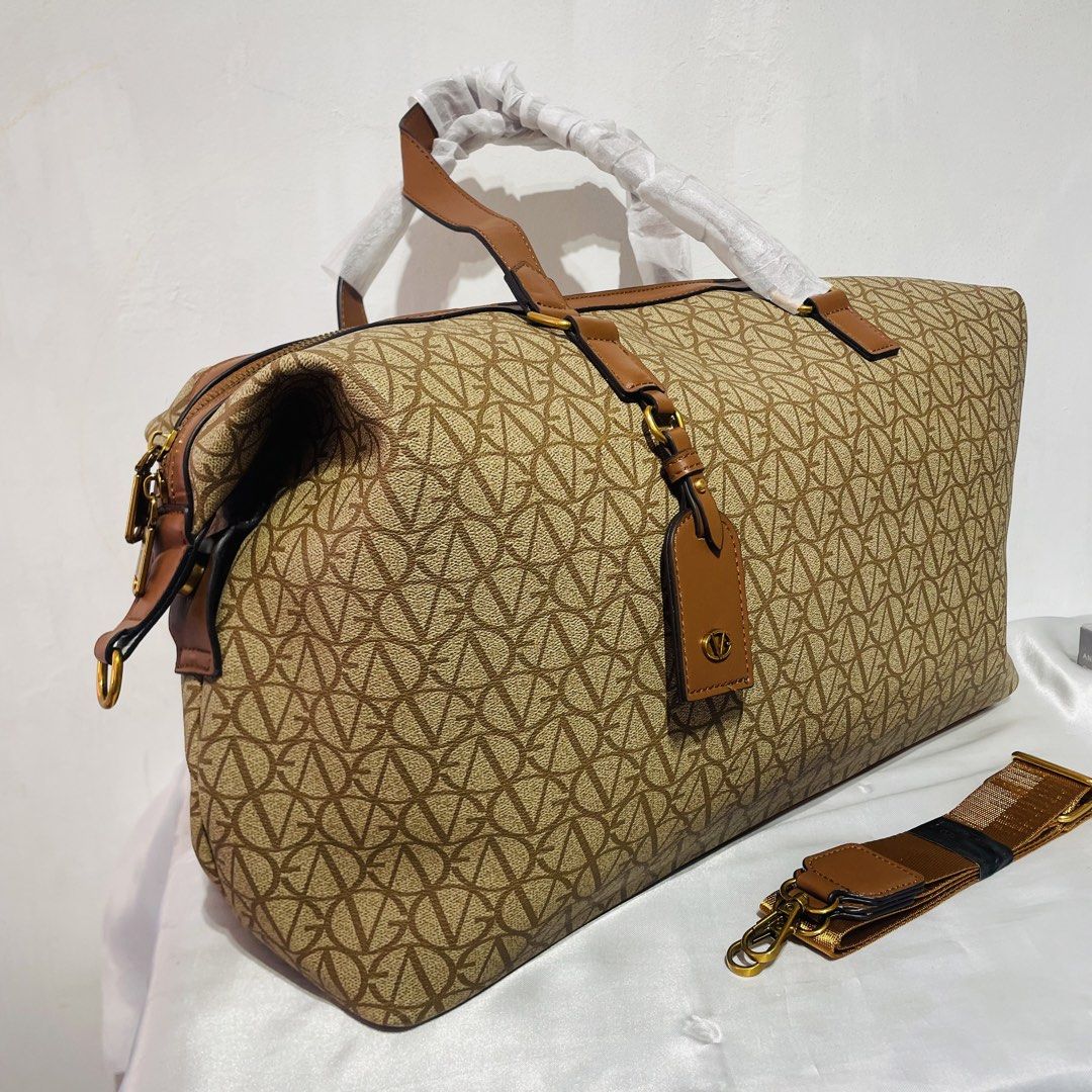 Giovanni travel bag (Category: Tote Bags) located in Dasmarinas. Submitted by marycollection (Listing ID 1471056664, Image 2). Description: 22inches.