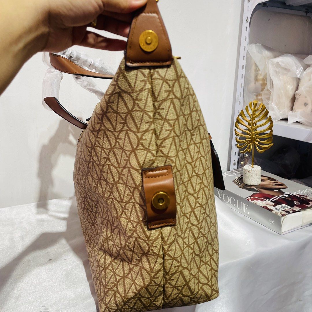 Giovanni travel bag (Category: Tote Bags) located in Dasmarinas. Submitted by marycollection (Listing ID 1471056664, Image 3). Description: 22inches.