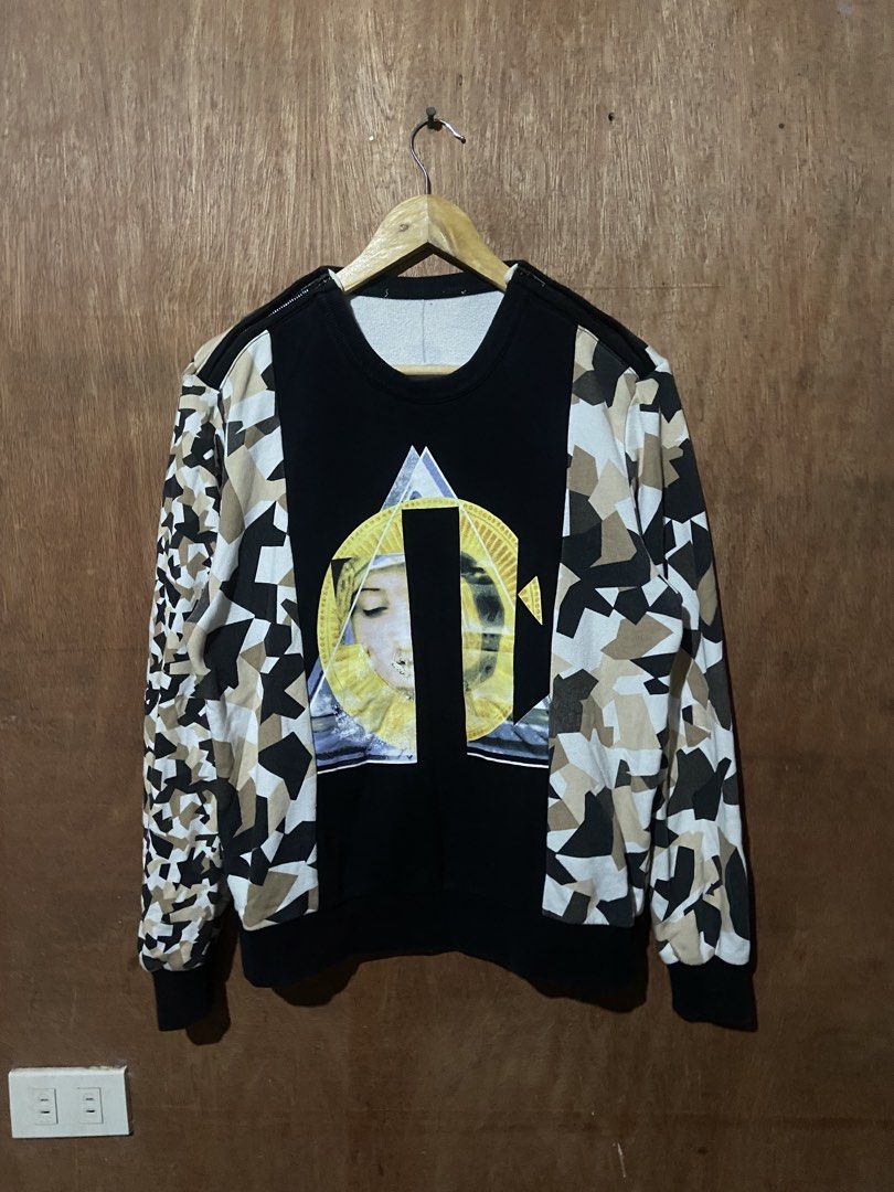 GIVENCHY MADONA SWEATSHIRT (Category: Luxury Apparel) located in Naga. Submitted by lux.shirt.ph (Listing ID 1471098154, Image 1). Description: dmdm.