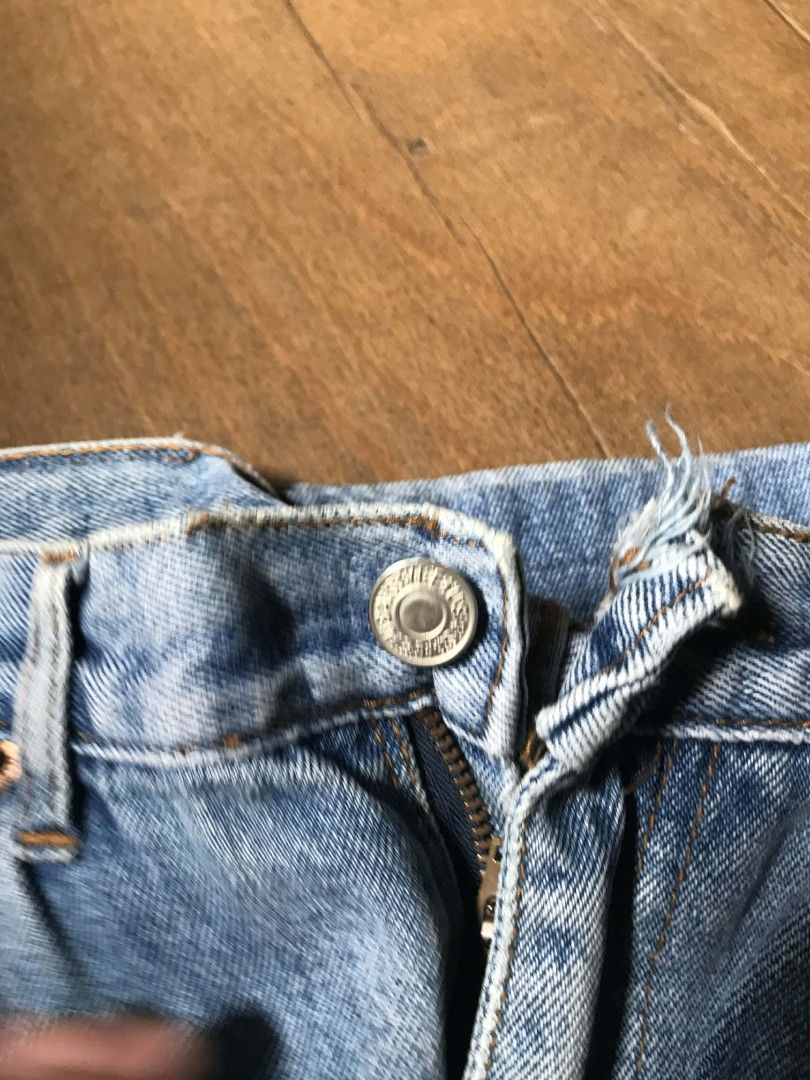 Goirdiano blue short (Category: Shorts) located in Manila. Submitted by thriftnicarl.3 (Listing ID 1470965723, Image 3). Description: waist - 34 length - 22.4 thigh - 12.5 leg open - 10 price - 299 ship via jnt.