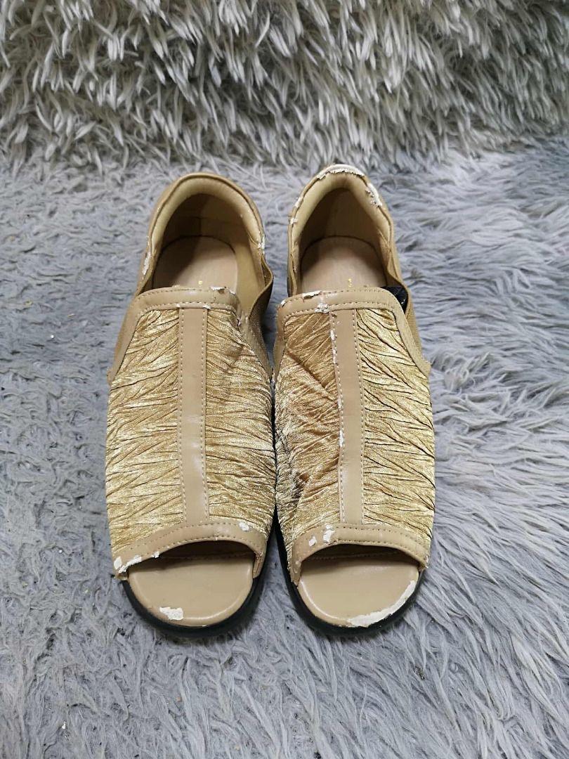 Gold Metallic Open-Toe Slingback Sandals with Elastic Strap (Category: Sandals) located in Santa Cruz. Submitted by jmy_surplus.2 (Listing ID 1470937353, Image 1). Description: Size ; 23cm Color ; Tan Type ; Sandals Brand ; No brand Material ; Metallic synthetic leather Style ; Low wedge heel with cushioned-looking sole LR 170 JMY 1 My Batch #1.