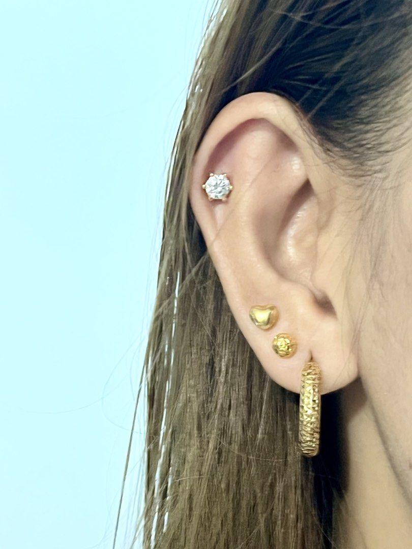 Gold Textured Hoop Earrings (Category: Earrings) located in Manila. Submitted by missyoung222 (Listing ID 1470993714, Image 2). Description: 18K Saudi Gold Hoop Earrings Diacut Design 2.27 grams 19mm.