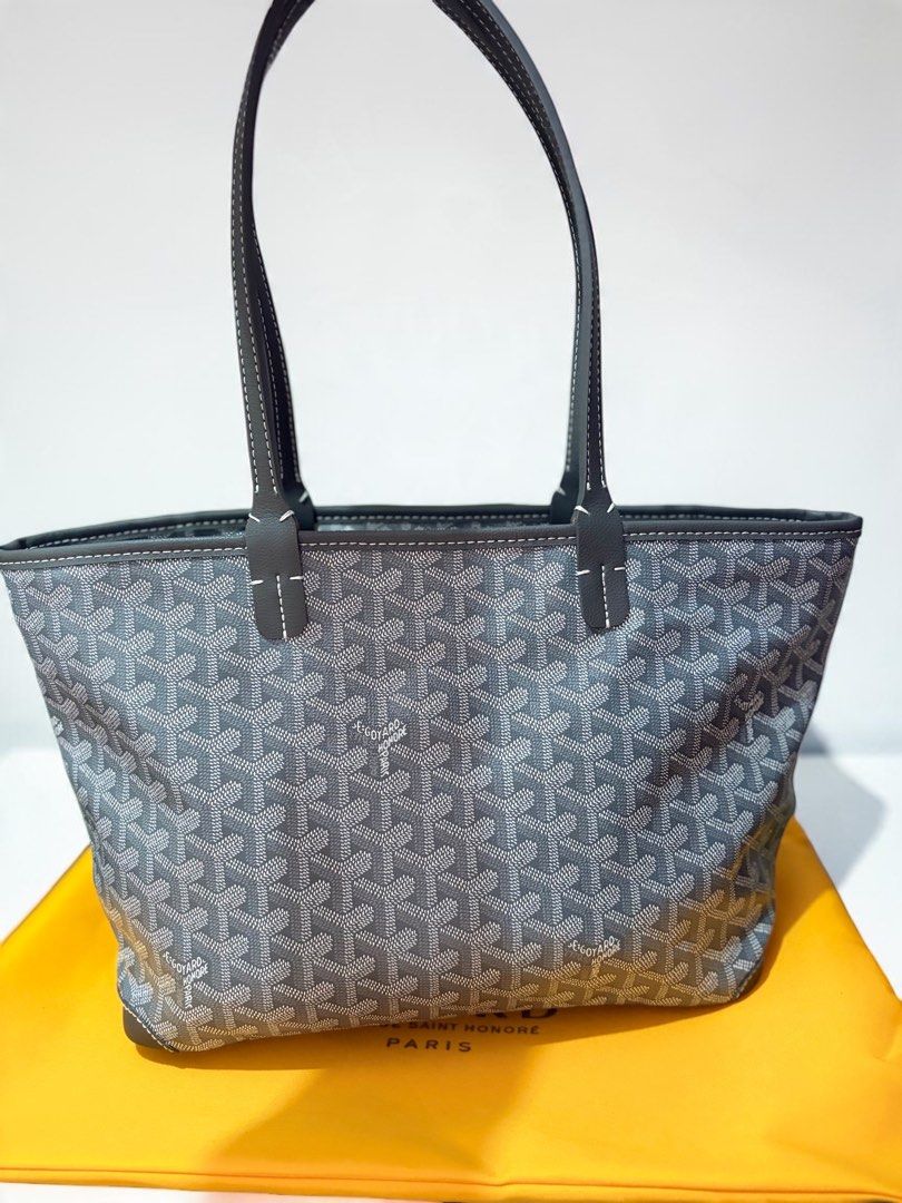Goyard Artois PM (Category: Tote Bags) located in Dasmarinas. Submitted by jadasy_vintagefinds (Listing ID 1470980634, Image 3). Description: Goyard Artois PM size in great condition, coded ukay no card/cert/receipt Japan auction sourced ‼️PLEASE TAKE TIME TO READ‼️ 🛑✋🏻 DON’T MAKE AN OFFER IF UNSURE. 🛑✋🏻 IF IN DOUBT, DON’T BUY. WILL SAVE US BOTH SOME TIME. ❌NO COD for No Profile Reviews/Ratings/locked profiles❌ ✅ Coded ukay (verified code) ✅ 