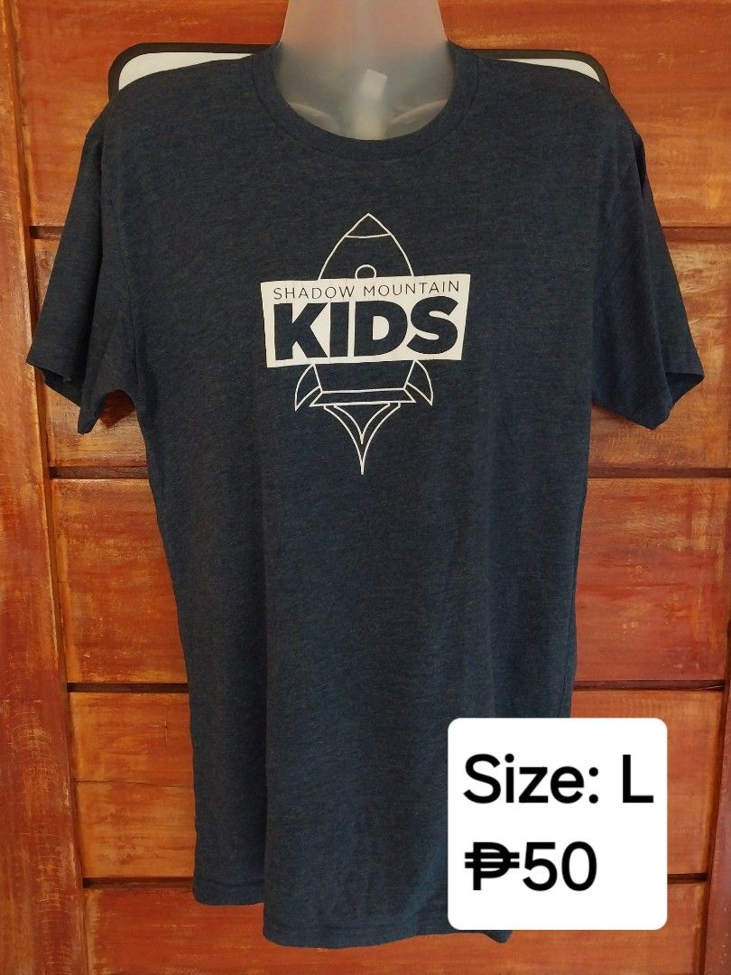 Graphic T-Shirt (Category: Tshirts & Polo Shirts ) located in Binangonan. Submitted by verystrawberryyyyy (Listing ID 1471002505, Image 1). Description: REMINDERS: • Colors may vary slightly due to lighting. • Please check photo for the item's condition, price, and size. • DM me for more details or inquiries! Thank you! ✨️.