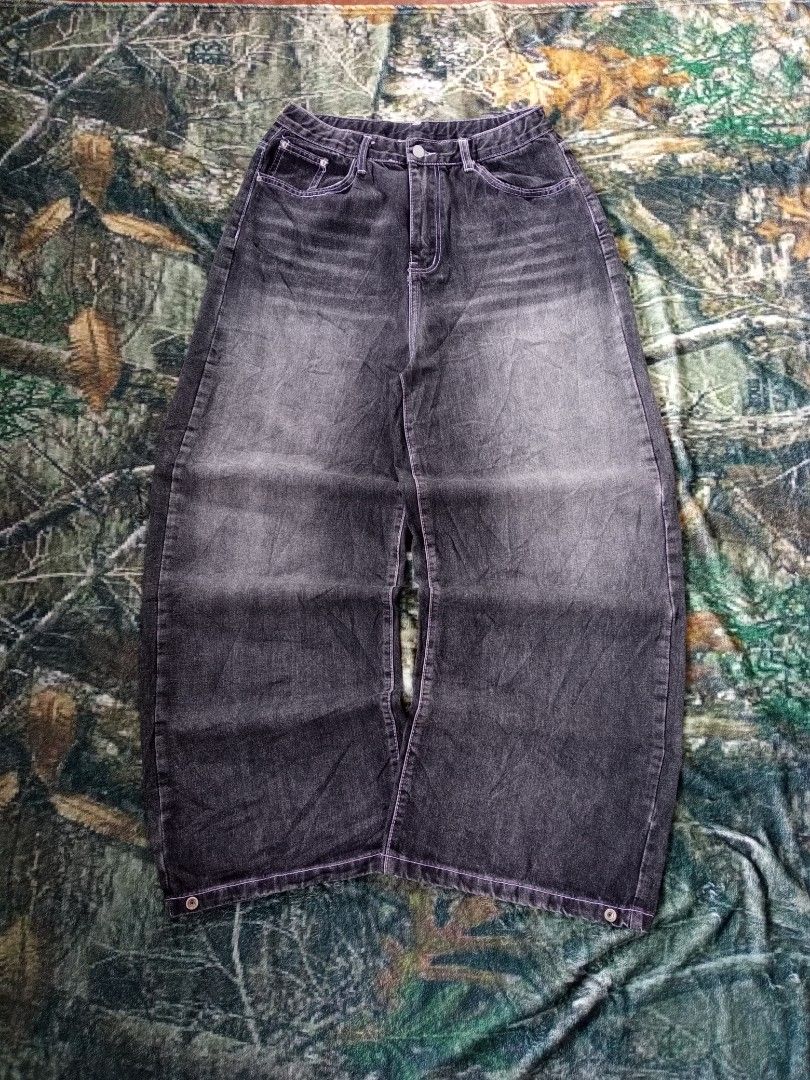 Gray acid wash baggy jeans (Category: Jeans) located in Sugbongcogon. Submitted by gilly.archive (Listing ID 1471070810, Image 1). Description: ACID WASH BAGGY PANTS - Excellent condition - Waist 32 - W14.5/L43 - Leg open13.5 - Hard and denim Dm if interested📩.