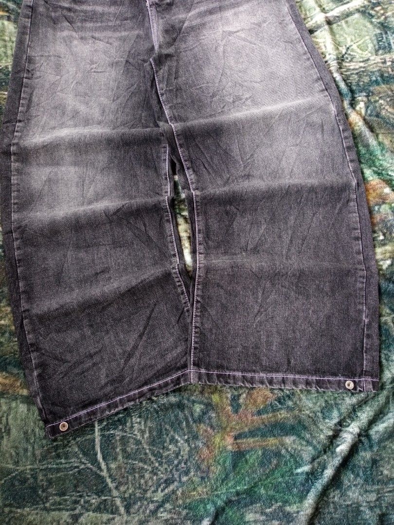 Gray acid wash baggy jeans (Category: Jeans) located in Sugbongcogon. Submitted by gilly.archive (Listing ID 1471070810, Image 3). Description: ACID WASH BAGGY PANTS - Excellent condition - Waist 32 - W14.5/L43 - Leg open13.5 - Hard and denim Dm if interested📩.