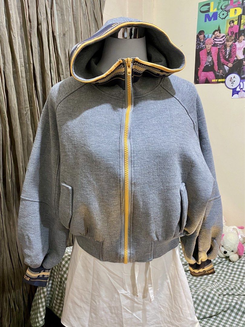 gray full-zip hooded sweatshirt jacket (Category: Coats, Jackets and Outerwear) located in Baguio. Submitted by shayshy (Listing ID 1471045721, Image 1). Description: med to lrg.