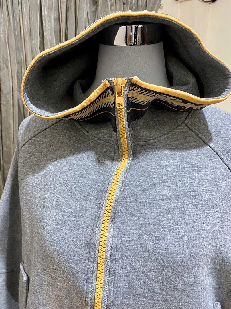 gray full-zip hooded sweatshirt jacket (Category: Coats, Jackets and Outerwear) located in Baguio. Submitted by shayshy (Listing ID 1471045721, Image 3). Description: med to lrg.