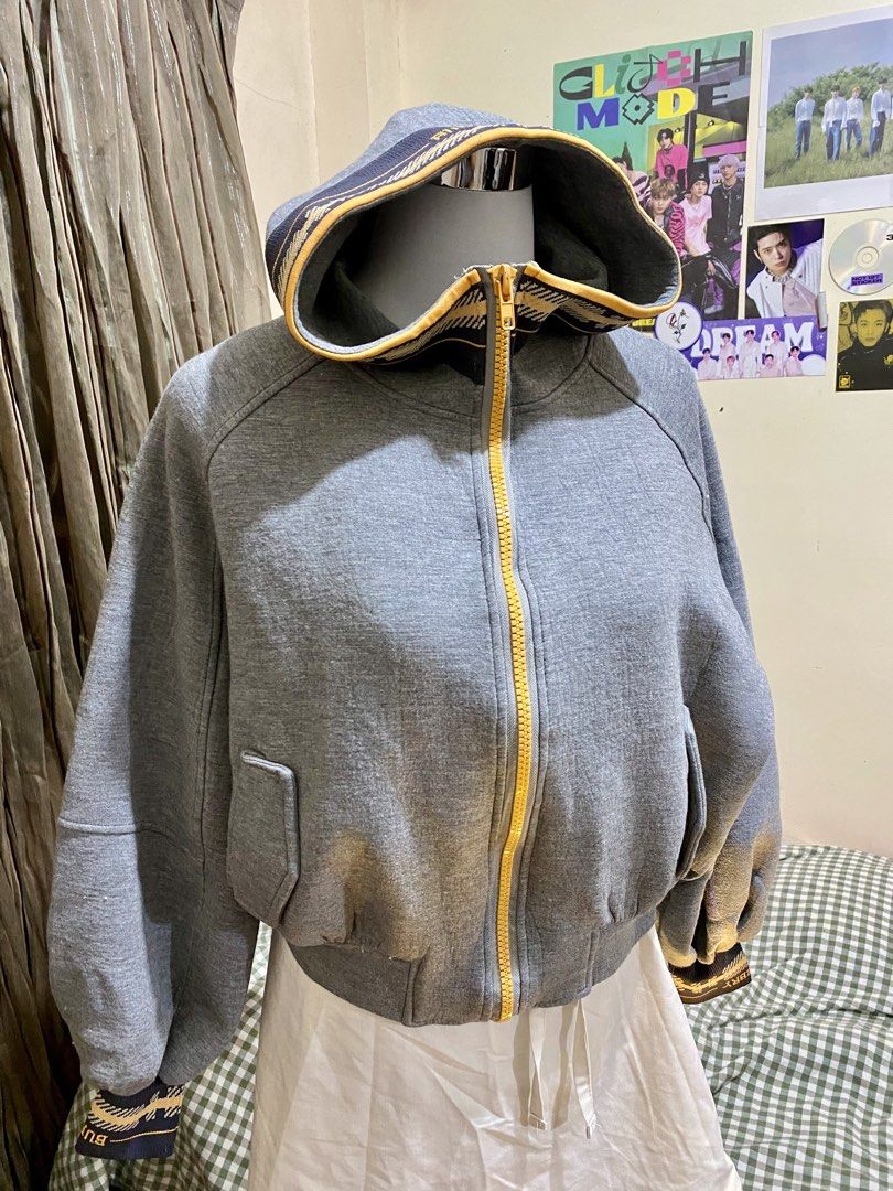 gray full-zip hooded sweatshirt jacket (Category: Coats, Jackets and Outerwear) located in Baguio. Submitted by shayshy (Listing ID 1471045721, Image 2). Description: med to lrg.