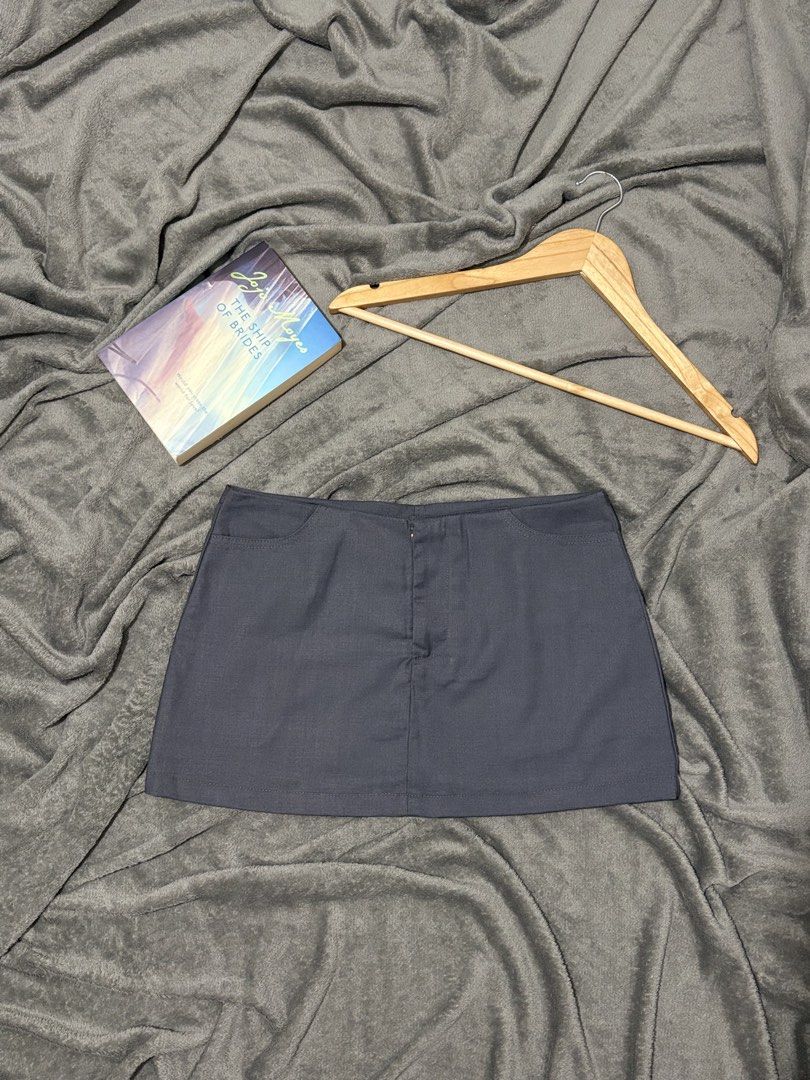 Gray Mini Skirt w/ inner in Size 29/30 (Category: Skirts) located in General Trias. Submitted by hiraethcullen (Listing ID 1471096051, Image 1). Description: Waist - 29/30 Length - 11 - with pockets - with inner - zipper & hook closure - good as new 📍General Trias, Cavite Direct JNT / Lalamove.