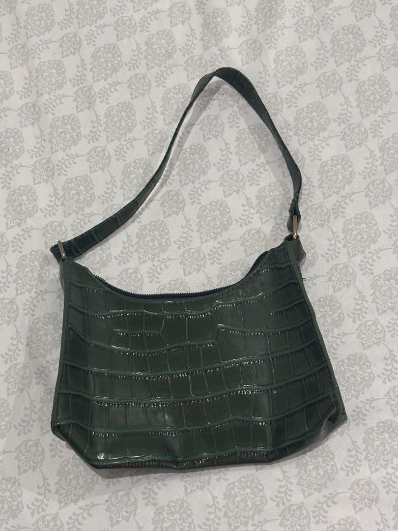 Green Bag (Category: Shoulder Bags) located in Manila. Submitted by _sofifinds (Listing ID 1470933135, Image 1). Description: .