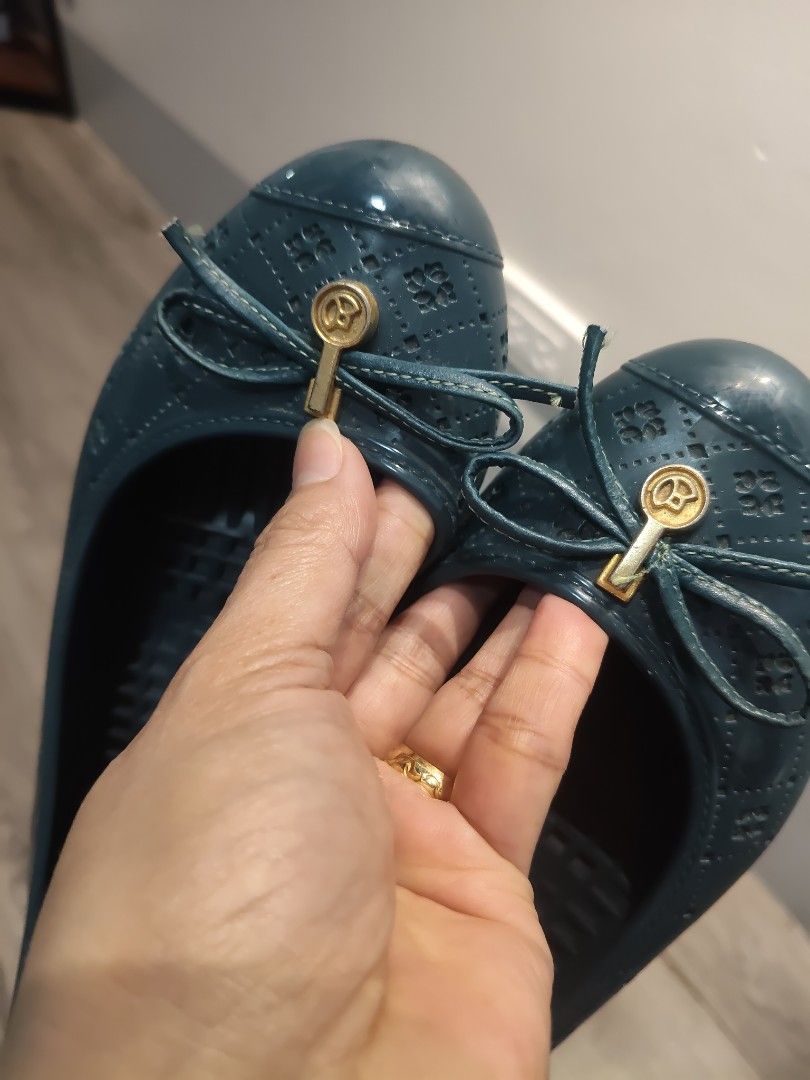 Grendha Teal Flats (Category: Flats & Sandals) located in Pasig City. Submitted by furmom06 (Listing ID 1470954941, Image 3). Description: US 7 No pads But still wearable Flaw: pls see last photo, not that noticeable yun mga bites when worn Ginawang snack ng "mabait".