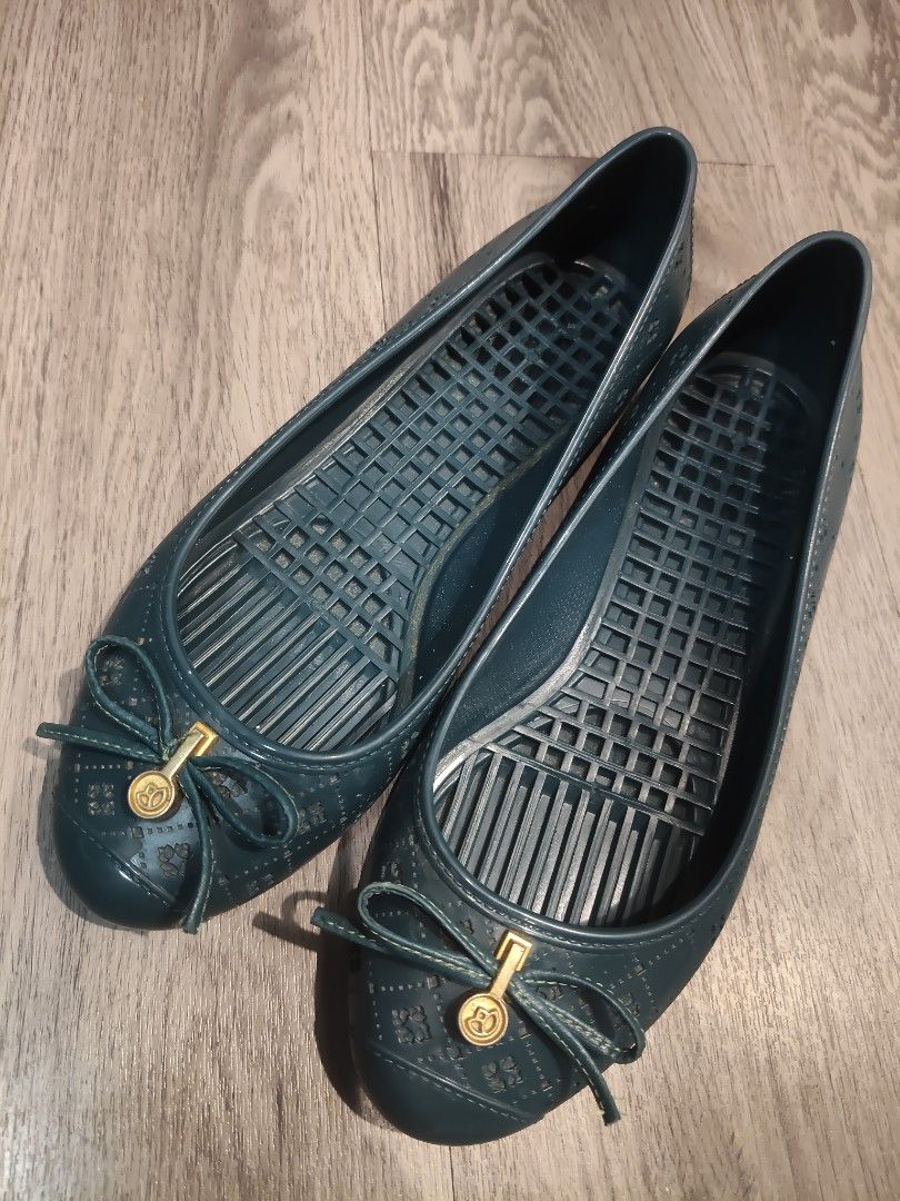 Grendha Teal Flats (Category: Flats & Sandals) located in Pasig City. Submitted by furmom06 (Listing ID 1470954941, Image 1). Description: US 7 No pads But still wearable Flaw: pls see last photo, not that noticeable yun mga bites when worn Ginawang snack ng "mabait".