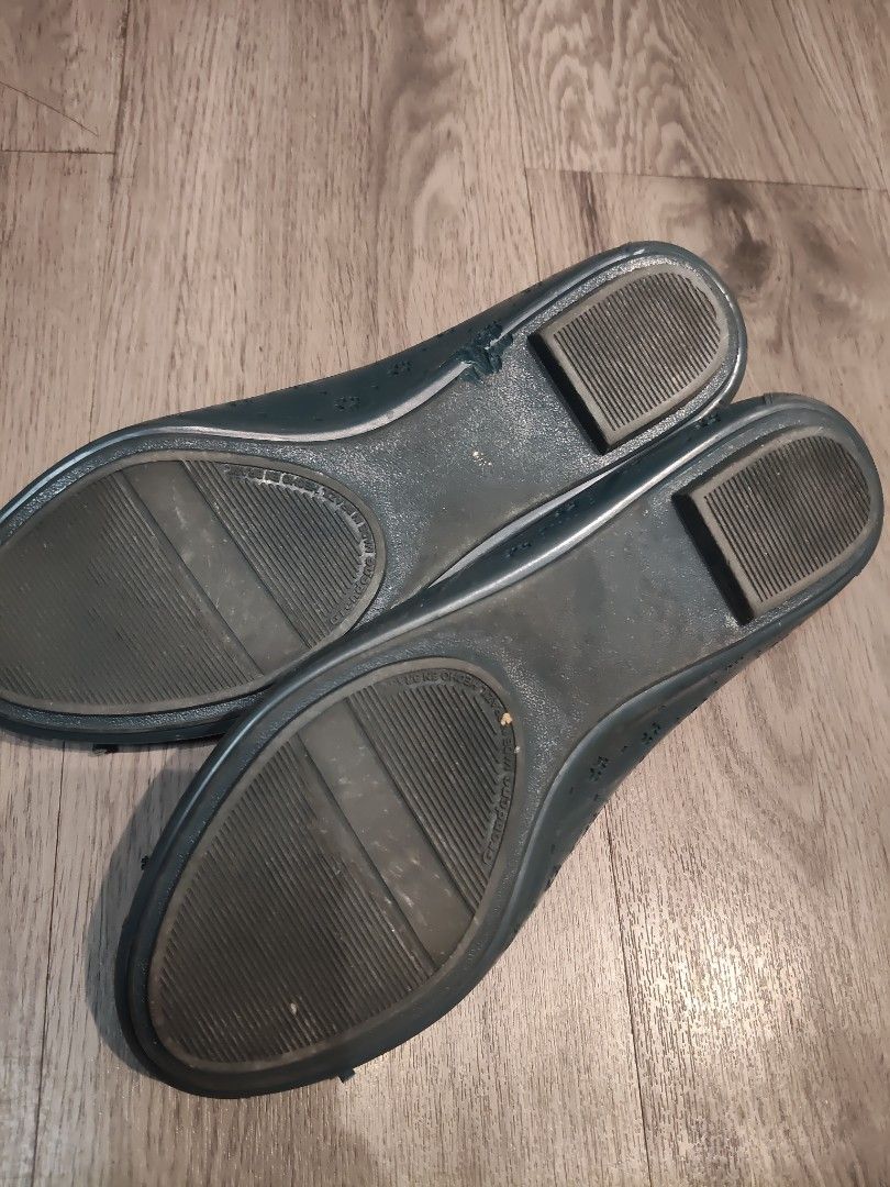 Grendha Teal Flats (Category: Flats & Sandals) located in Pasig City. Submitted by furmom06 (Listing ID 1470954941, Image 2). Description: US 7 No pads But still wearable Flaw: pls see last photo, not that noticeable yun mga bites when worn Ginawang snack ng "mabait".