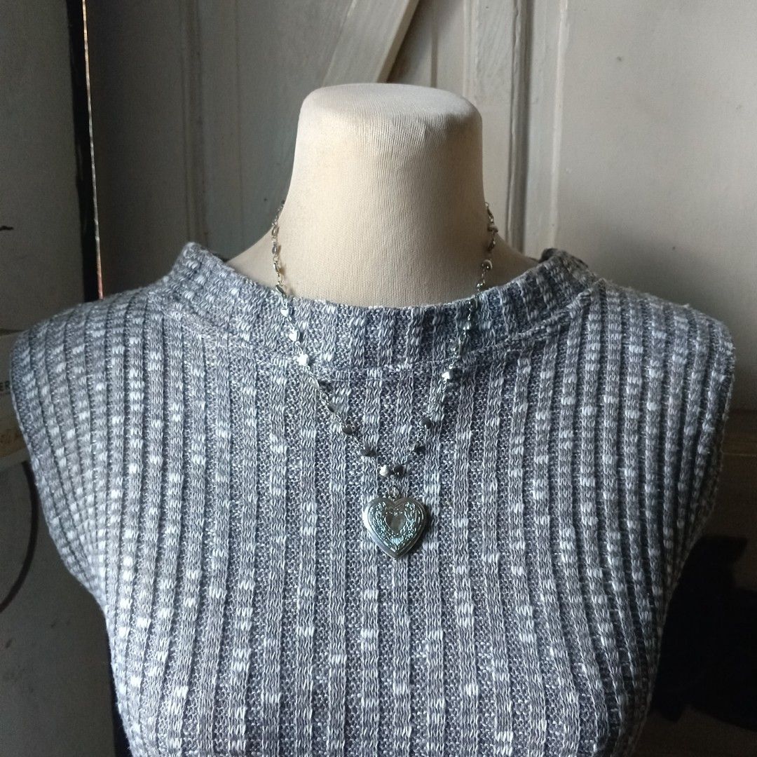 grey thick rib-knit top 🍰 (Category: Blouses) located in San Pedro. Submitted by shop.mama (Listing ID 1471029602, Image 2). Description: grey rib-knit top 🍰 brand: no tags found size: l to xl frames kinda stretchy; thick material perf for cold weather! mine: 150 (yours).