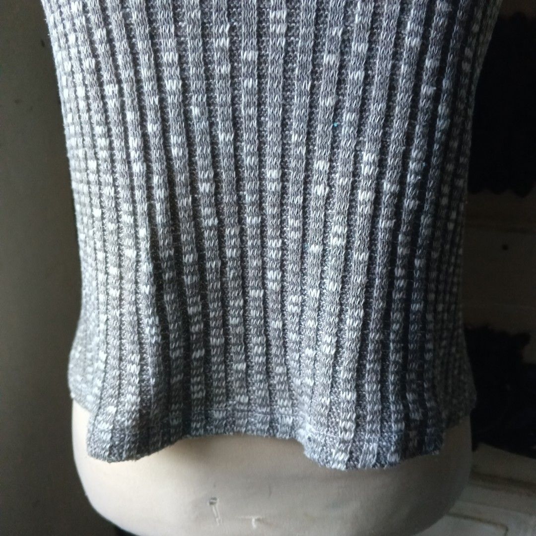 grey thick rib-knit top 🍰 (Category: Blouses) located in San Pedro. Submitted by shop.mama (Listing ID 1471029602, Image 3). Description: grey rib-knit top 🍰 brand: no tags found size: l to xl frames kinda stretchy; thick material perf for cold weather! mine: 150 (yours).
