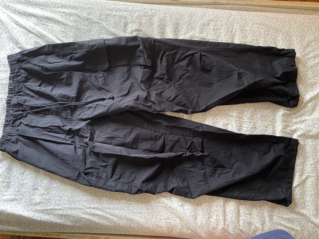 GU Black Cargo Pants (Category: Other Bottoms) located in Quezon City. Submitted by damclothings.ph (Listing ID 1470949248, Image 1). Description: - Brand/Model: GU Black Cargo Pants - Material: Comfortable cotton and polyester blend - Fit Customization: Drawstring waist and adjustable toggles at the hems - Storage: Multiple functional side pockets - Condition: Excellent.