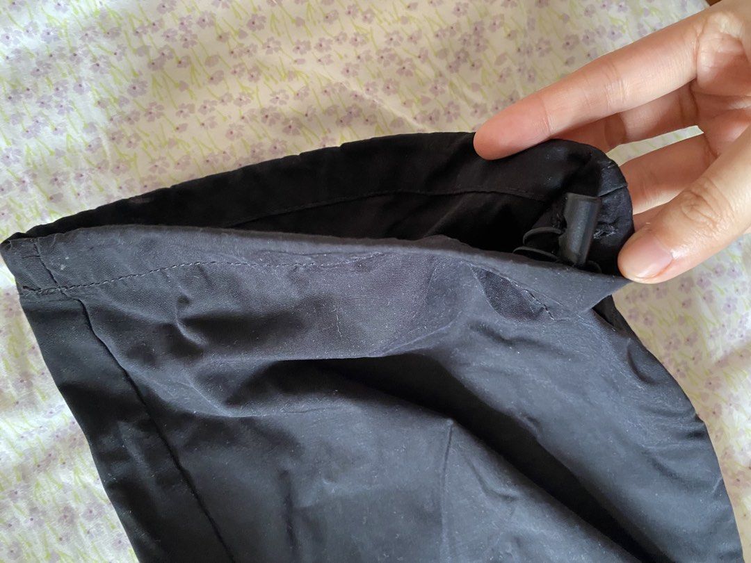 GU Black Cargo Pants (Category: Other Bottoms) located in Quezon City. Submitted by damclothings.ph (Listing ID 1470949248, Image 2). Description: - Brand/Model: GU Black Cargo Pants - Material: Comfortable cotton and polyester blend - Fit Customization: Drawstring waist and adjustable toggles at the hems - Storage: Multiple functional side pockets - Condition: Excellent.