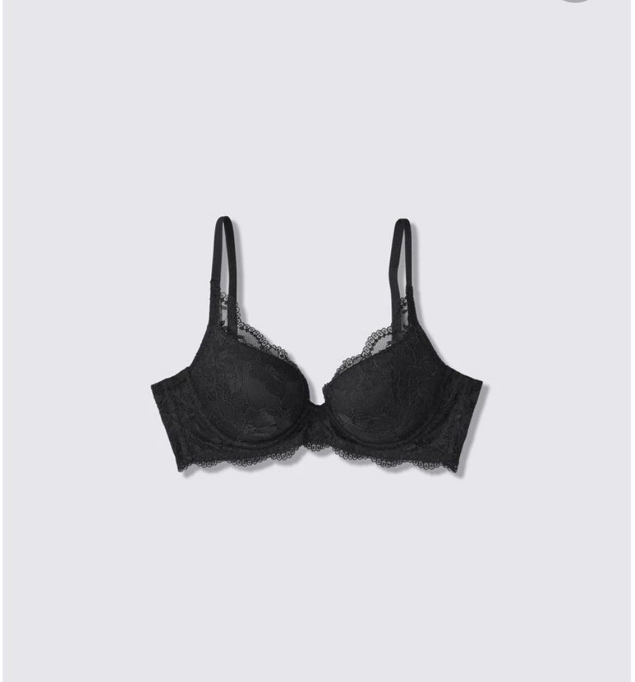 GU Black Lace Underwire Bra (Category: Undergarments & Loungewear) located in Manila. Submitted by itsmerawrs (Listing ID 1470945561, Image 1). Description: - Color: Classic Black - Material: Fully patterned floral lace overlay - Features: Scalloped trim, adjustable straps, and back clasp closure - Condition: Brand new / Excellent SIZE : AB65/70.