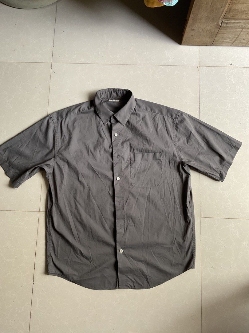 GU Short-Sleeve Button-Down Shirt (Category: Tshirts & Polo Shirts ) located in Cabanatuan. Submitted by dindin_7 (Listing ID 1471065464, Image 2). Description: GU Short-Sleeve Button-Down Shirt Brand: GU (by Uniqlo) Size: Small (S) / Relaxed Oversized Fit Color: Dark Gray / Charcoal Material: 65% Recycled Polyester, 35% Cotton Condition: Excellent / Pre-loved (Smooth fabric, clean, ready to wear).