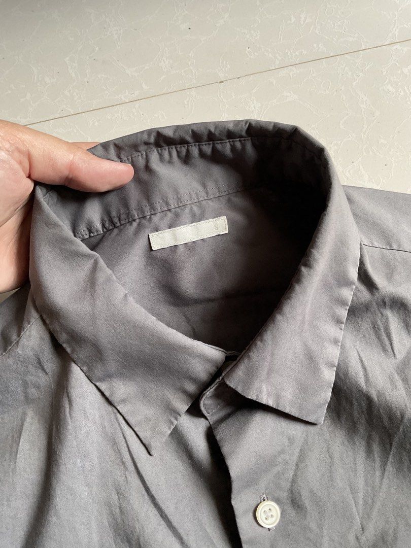 GU Short-Sleeve Button-Down Shirt (Category: Tshirts & Polo Shirts ) located in Cabanatuan. Submitted by dindin_7 (Listing ID 1471065464, Image 3). Description: GU Short-Sleeve Button-Down Shirt Brand: GU (by Uniqlo) Size: Small (S) / Relaxed Oversized Fit Color: Dark Gray / Charcoal Material: 65% Recycled Polyester, 35% Cotton Condition: Excellent / Pre-loved (Smooth fabric, clean, ready to wear).