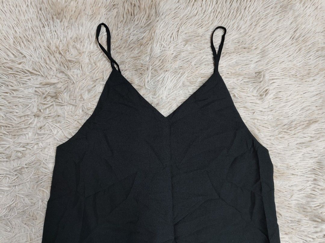 GU Vneck Camisole Dress (Category: Dresses) located in Angeles City. Submitted by miss_independent01 (Listing ID 1471048237, Image 3). Description: GU Vneck Camisole Dress Color: Black Width: 18 (Medium on tag) Length: 45.5 MOP: Gcash ✅ Mine Now, Pay Now ✅ First to Pay, Gets the Item 📍 PAMPANGA Courier: JnT 🚚🚚 PM 💌💌.