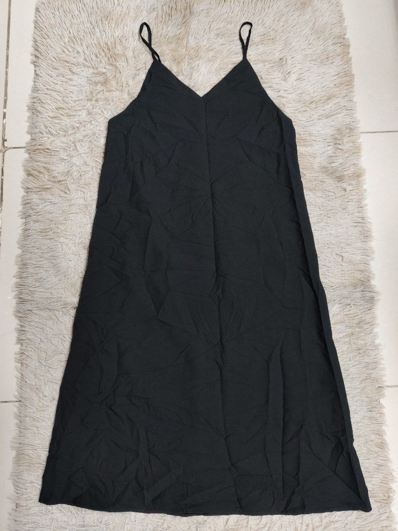 GU Vneck Camisole Dress (Category: Dresses) located in Angeles City. Submitted by miss_independent01 (Listing ID 1471048237, Image 2). Description: GU Vneck Camisole Dress Color: Black Width: 18 (Medium on tag) Length: 45.5 MOP: Gcash ✅ Mine Now, Pay Now ✅ First to Pay, Gets the Item 📍 PAMPANGA Courier: JnT 🚚🚚 PM 💌💌.