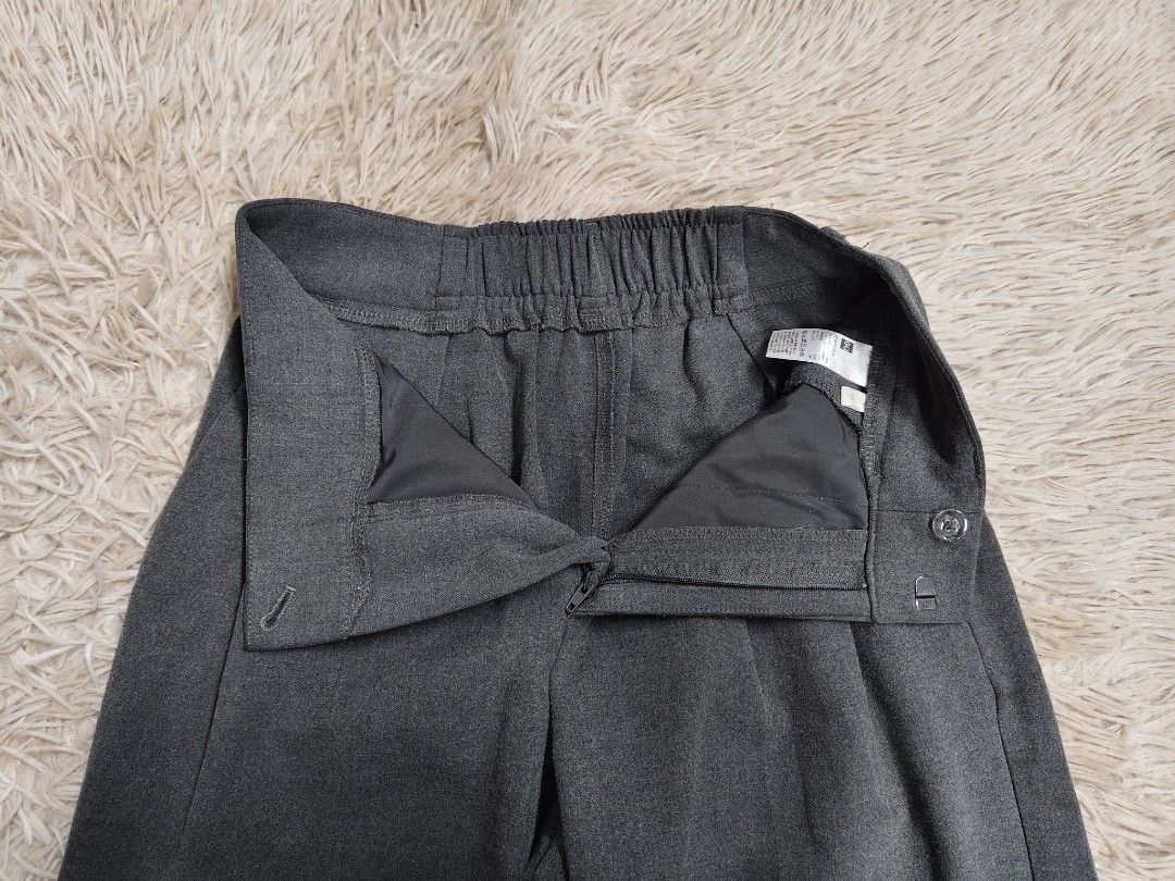 GU Wide Pleated Pants (Category: Other Bottoms) located in Angeles City. Submitted by miss_independent01 (Listing ID 1471007179, Image 3). Description: GU Wide Pleated Pants Color: Grey Width: 13.5 (Small on tag) Length: 38.5 MOP: Gcash ✅ Mine Now, Pay Now ✅ First to Pay, Gets the Item 📍 PAMPANGA Courier: JnT 🚚🚚 PM 💌💌.