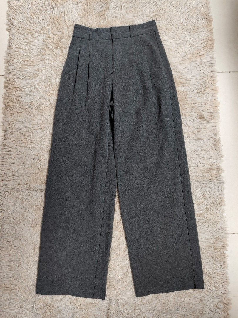 GU Wide Pleated Pants (Category: Other Bottoms) located in Angeles City. Submitted by miss_independent01 (Listing ID 1471007179, Image 2). Description: GU Wide Pleated Pants Color: Grey Width: 13.5 (Small on tag) Length: 38.5 MOP: Gcash ✅ Mine Now, Pay Now ✅ First to Pay, Gets the Item 📍 PAMPANGA Courier: JnT 🚚🚚 PM 💌💌.