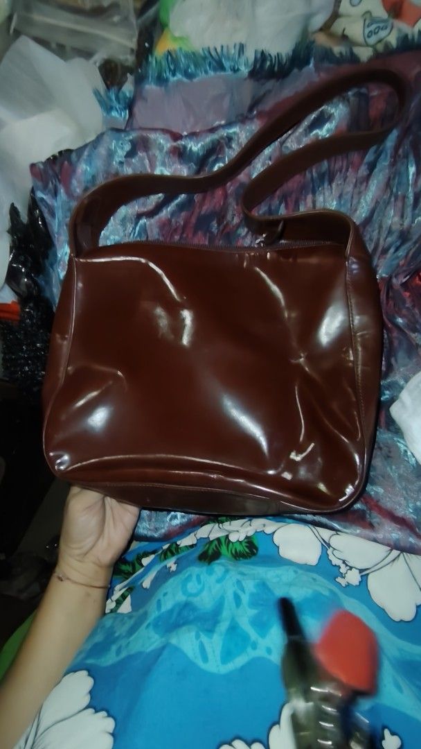 Gucci Brown Leather Shoulder Bag (Category: Luxury Bags & Wallets) located in Manila. Submitted by purediamond888 (Listing ID 1471054677, Image 2). Description: - Brand: Gucci - Material: Rich brown leather with a smooth, glossy finish - Design: Structured shape with a large debossed interlocking G logo on the front - Closure: Secure zipper top closure - Interior: Roomy and clean, ideal for your daily essentials - Strap: Wide and comfortable shou
