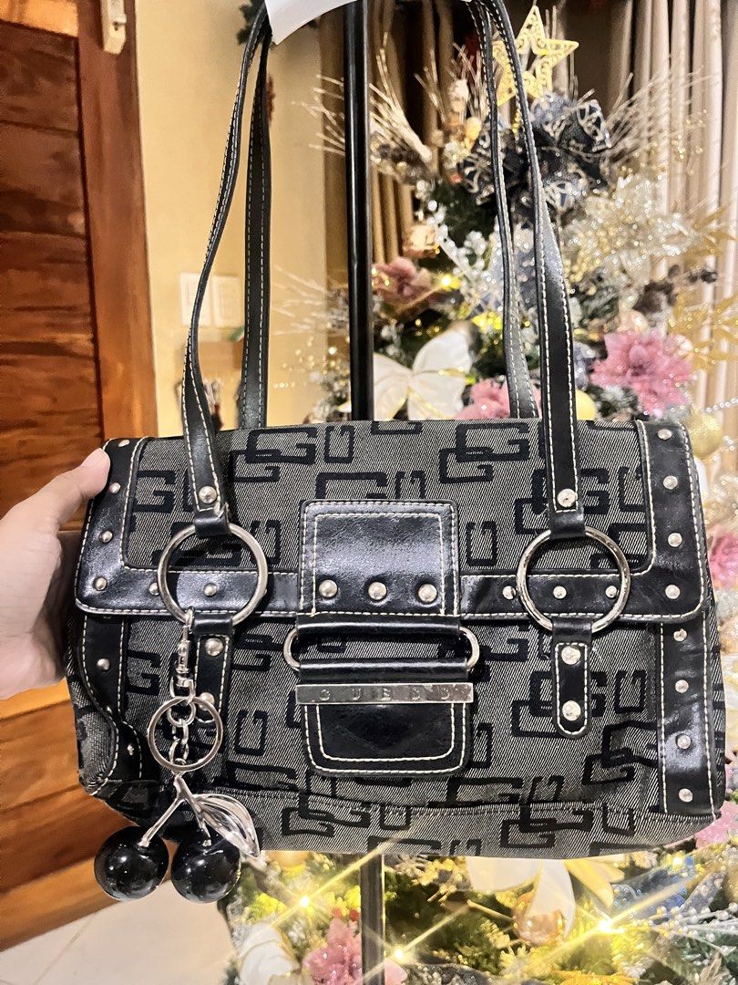 GUESS BAG (Category: Office & Business Technology) located in Butuan. Submitted by darlingdressco. (Listing ID 1471101607, Image 2). Description: small peel of paint.