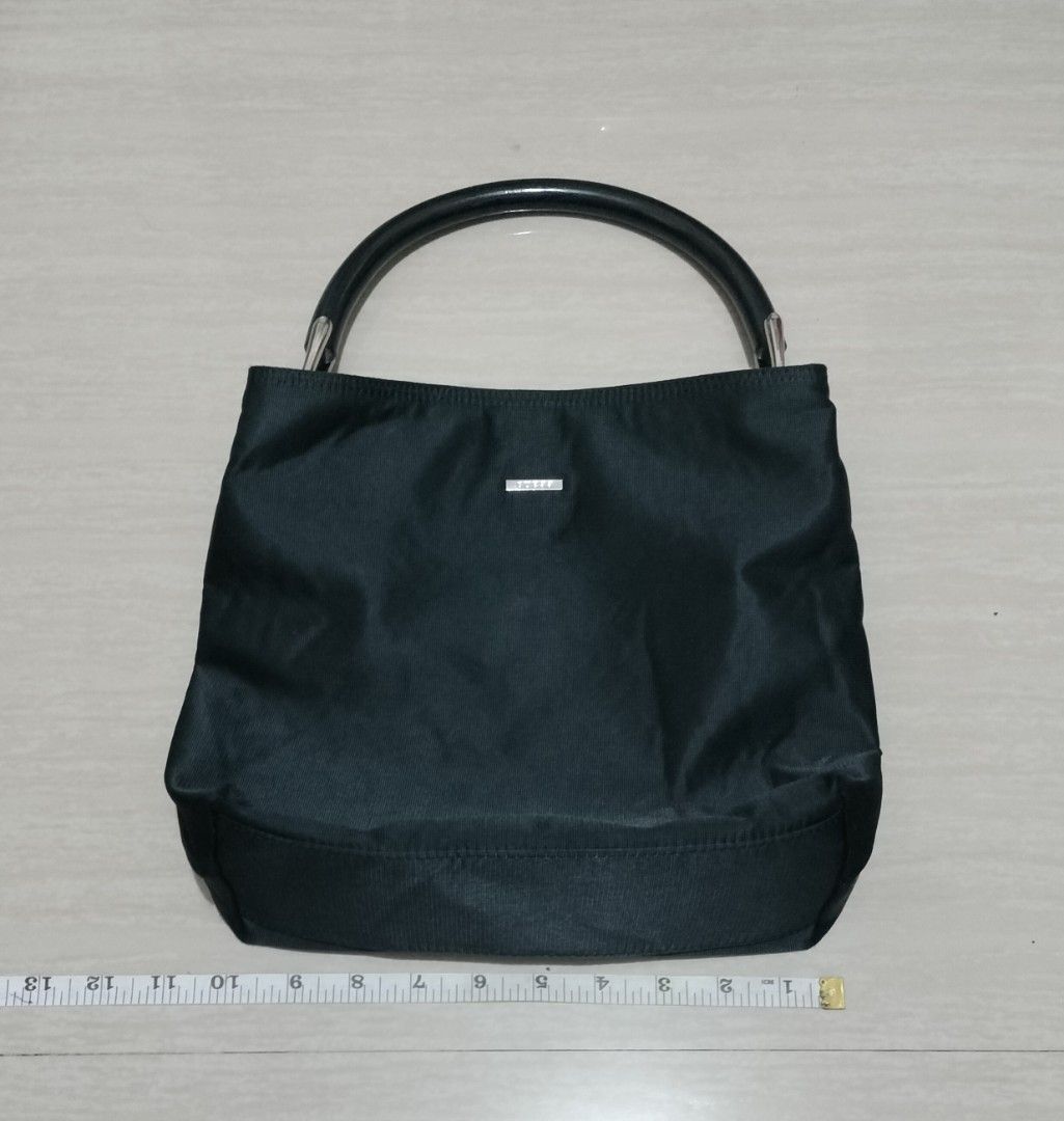 GUESS HAND BAG (Category: Tote Bags) located in Sariaya. Submitted by social_animalz (Listing ID 1471091938, Image 1). Description: 9.5 inches x 10.5 inches wood handle nylon materials YKK zip shipping fee is not included.