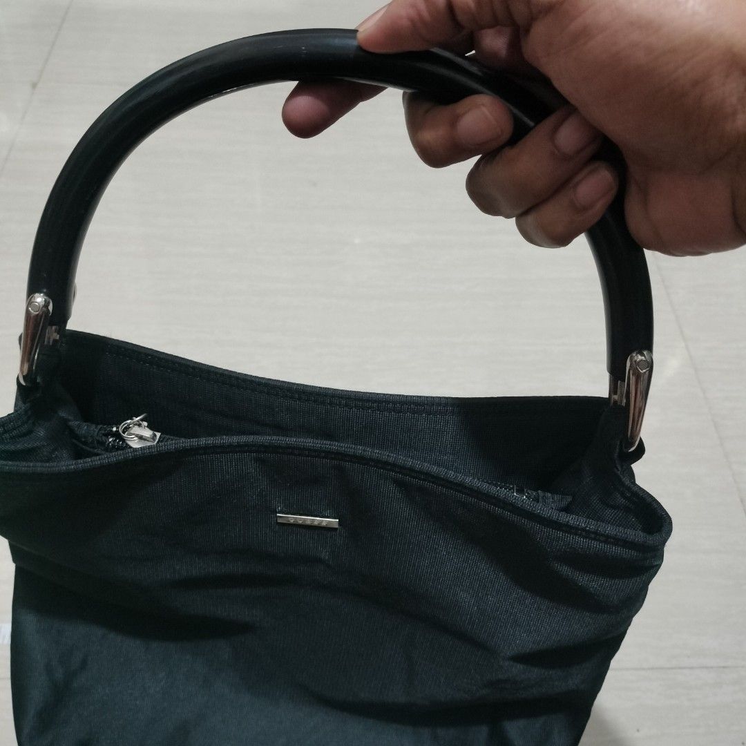 GUESS HAND BAG (Category: Tote Bags) located in Sariaya. Submitted by social_animalz (Listing ID 1471091938, Image 2). Description: 9.5 inches x 10.5 inches wood handle nylon materials YKK zip shipping fee is not included.