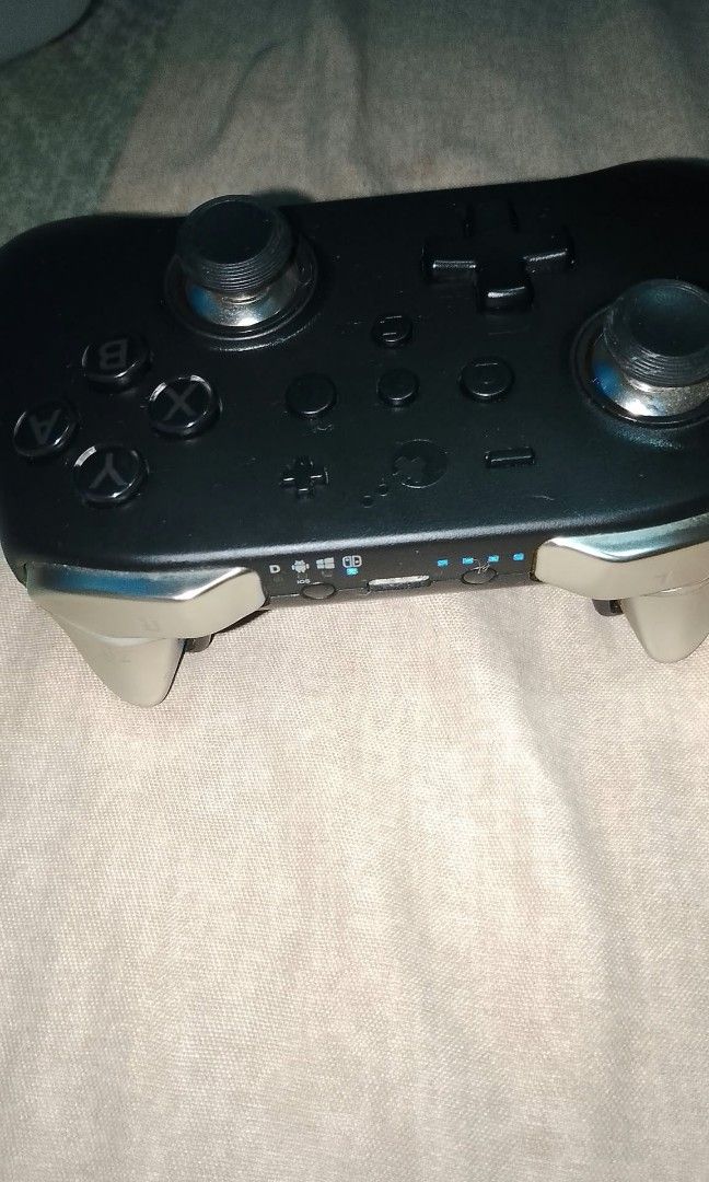 Gulikit kk2 pro (Category: Controllers) located in Manila. Submitted by naira_d (Listing ID 1471109606, Image 3). Description: Gulikit kk2 pro no issue good condition.
