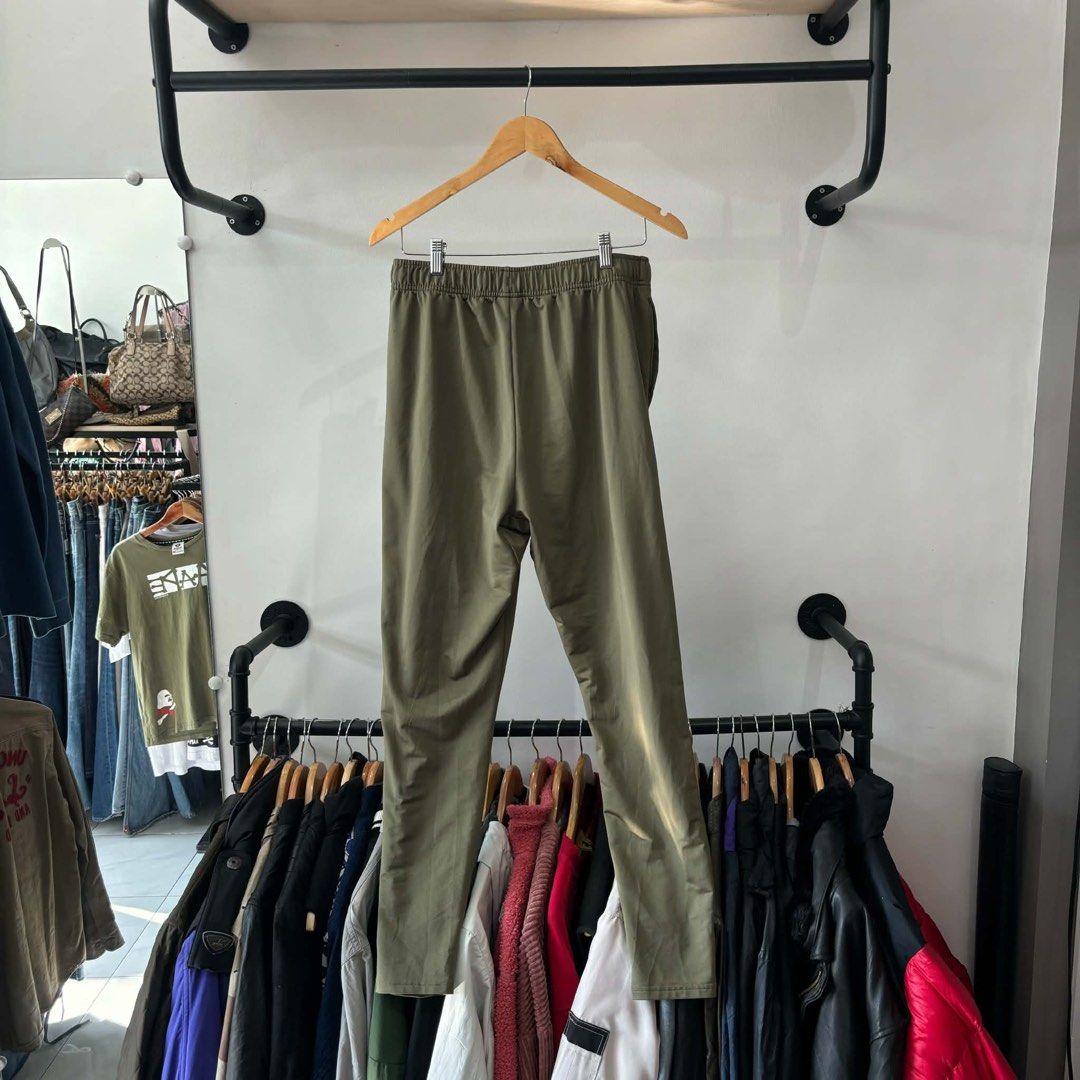 Gymshark Green Joggers (Category: Joggers) located in Bambang. Submitted by heats777 (Listing ID 1471010958, Image 3). Description: - Brand: Gymshark - Color: Green - Size: Large - Condition: Excellent - Features: Elastic waistband, side pockets, white printed logo near hem - Origin: Made in Vietnam - Ideal for: Workouts, running errands, or casual lounging.