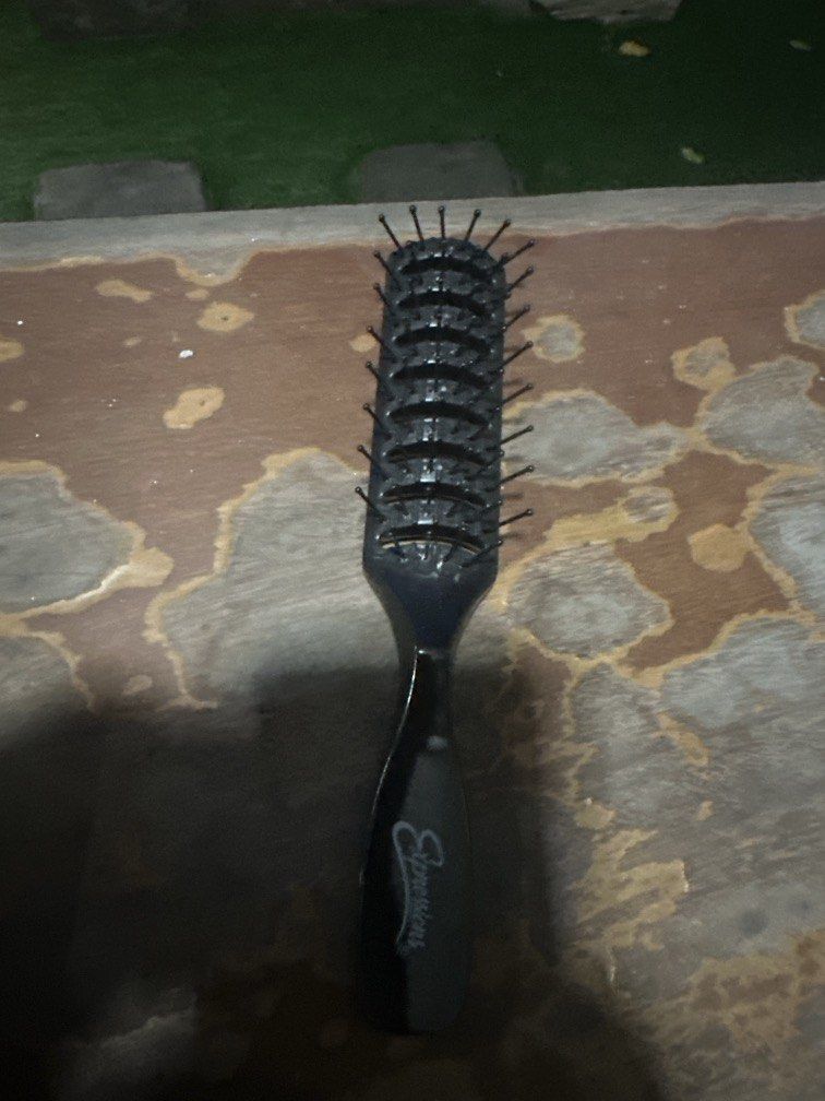 Hair BrushComb (Category: Hair Accessories) located in Manila. Submitted by xenasales (Listing ID 1471027185, Image 1). Description: .