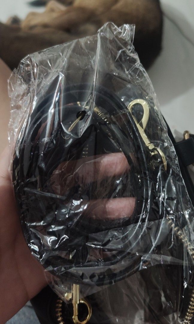 handbag/slingbag (Category: Cross-body Bags) located in Las Pinas. Submitted by anne01515 (Listing ID 1471042821, Image 3). Description: meduim size, kasya cellphone, long wallet, spacious gamusa loob..