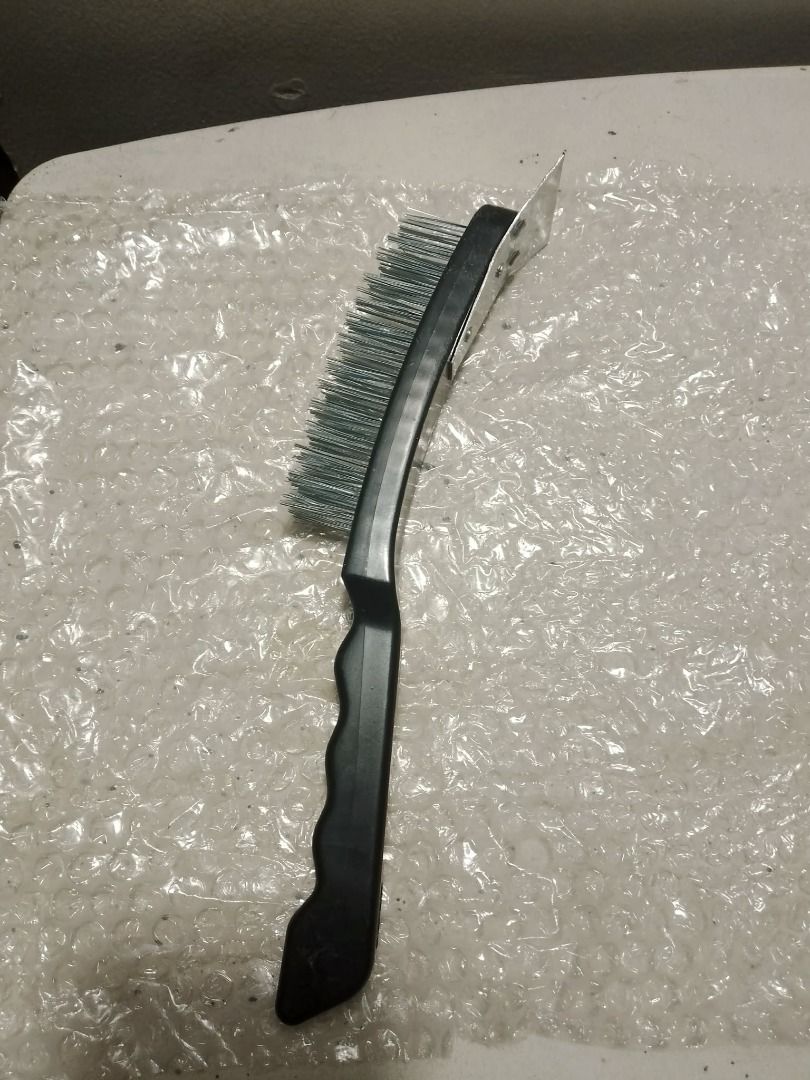 Heavy Duty Steel Brush with Scraper (Category: Construction Tools & Equipment) located in Rizal. Submitted by bargokarl (Listing ID 1471065427, Image 1). Description: **FOR SALE: Heavy Duty Steel Brush with Scraper** **Price:** ₱100 **Condition:** Good condition / Ready to use **Details:** * Matibay na steel brush para sa pagtanggal ng kalawang, lumang pintura, at matitinding dumi * May kasamang metal scraper sa dulo para pang-kudkud ng nakadikit