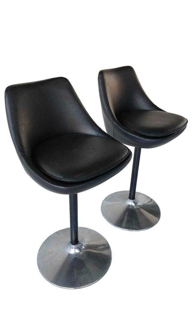 Heavy-Duty Steel-Based Bar Chair (Category: Chairs) located in Mexico. Submitted by mgracejapansurplus (Listing ID 1470952461, Image 2). Description: NEW ARRIVAL 🇯🇵 Heavy-Duty Steel-Based Bar Chair✨ - Sleek black padded seat & backrest — smooth & comfortable - Sturdy matte black stem with polished chrome round base - Heavy-duty construction, stable & durable - Price: ₱8,000 - Dimensions: L16" × W12" × H33" ✅ DELIVERY PICK UP/LALAMOVE ✅MOP:GCASH