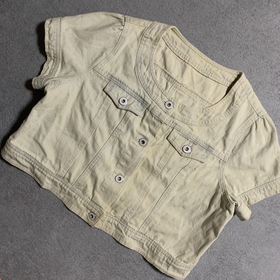 high quality cropped wash denim button down (Category: Shirts) located in Arayat. Submitted by capymelon (Listing ID 1471038895, Image 2). Description: size : large issue : none color may vary due to lighting items are negotiable but no lowballing send me a message if interested! 📍pampanga j&t courier sf is ₱54-₱84 .