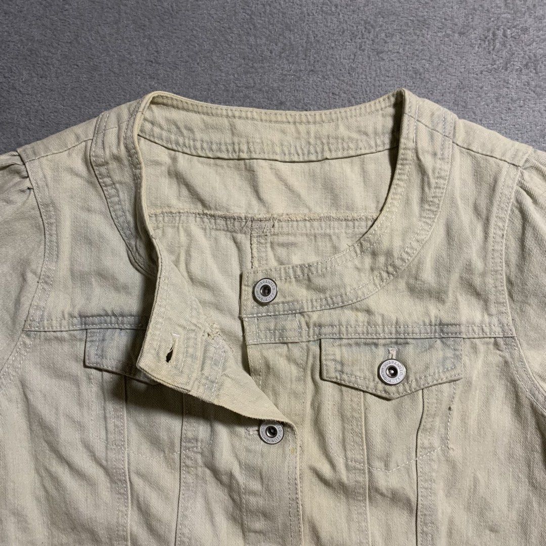high quality cropped wash denim button down (Category: Shirts) located in Arayat. Submitted by capymelon (Listing ID 1471038895, Image 3). Description: size : large issue : none color may vary due to lighting items are negotiable but no lowballing send me a message if interested! 📍pampanga j&t courier sf is ₱54-₱84 .
