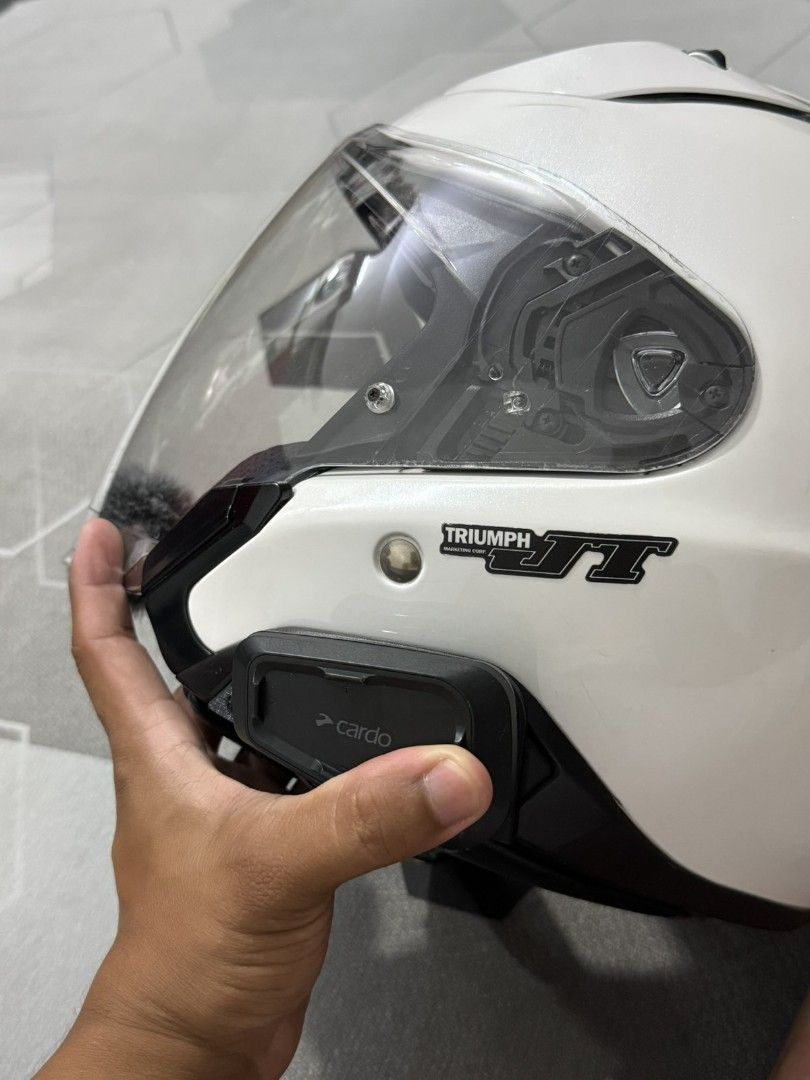 HJC RPHA 31 Helmet White Size M (Category: Helmets and other Riding Gears) located in General Trias. Submitted by qwerty2015 (Listing ID 1471038043, Image 2). Description: HJC Rpha 31 HELMET 🔹 HJC RPHA 31 • Size: Medium • ₱14,000 ❌ No Cardo / intercom included ✨ With minimal scratches/signs of use Wala lang po yung sun visor niya nilinisan ko po kasi na miss place gawa ng naglipat po kami ng bahay, kapag makita ko po ipadala ko na lang Actual ph