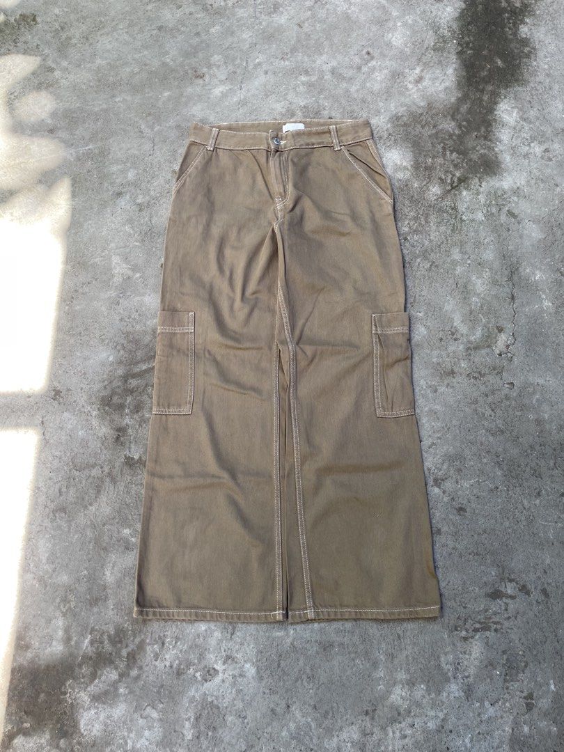 H&M Baggy Carpenter Pants 🛠️ (Category: Jeans) located in Roxas City. Submitted by patch_archive (Listing ID 1471065320, Image 2). Description: H&M Baggy Carpenter Pants 🛠️ 📏 ACTUAL DIMENSION USING INCHES 👖 WAIST : 31-32 👖 LENGTH : 40 👖 THIGH : 12.5 👖 HEM : 10 👖 FLAWS : NONE 🏷️ PRICE : 700 PHP + SF * MESSAGE ME IF YOU HAVE ANY OTHER QUESTION ABOUT SIZING . 🚚 Local shipping fee ( 70-85 Php) ✈️ International Shipping fee cost “DM” 💳 Mode