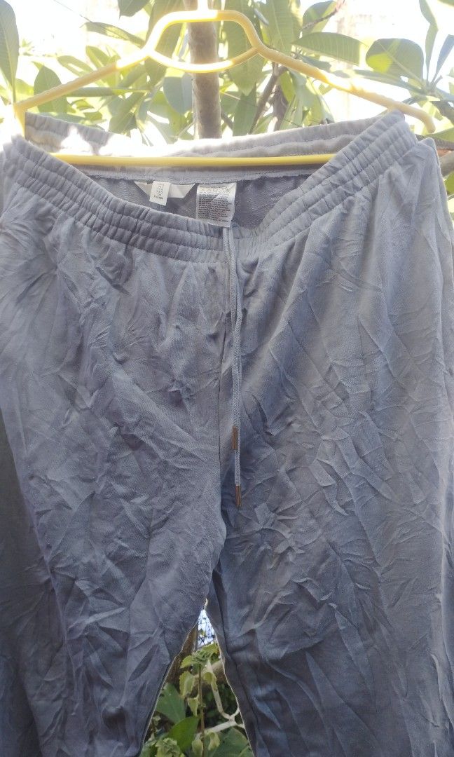 H&M Baggy Sweatpants Large Bluish Grey Gray (Category: Joggers) located in Taguig. Submitted by archie.abdullathrift (Listing ID 1471005079, Image 2). Description: H&M Baggy Sweatpants Color: Bluish Grey Large on Tag Waist: 30-40 in Length: 38 in Hem: 10 Color Rate: 9.5/10 Condition: 9.5/10 Issue: Very minimal lints 💵 Cash/Gcash or COD via Lalamove 📍Taguig.