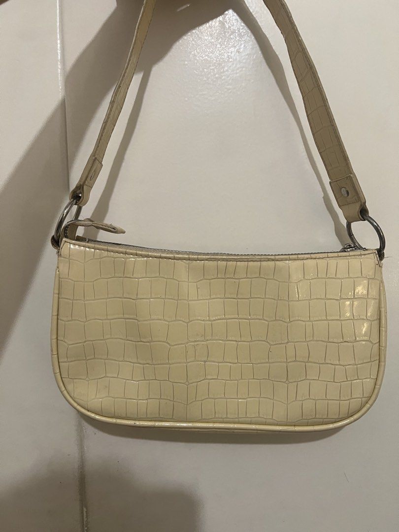 H&M Beige Croc-Embossed Shoulder Bag (Category: Shoulder Bags) located in Pasig City. Submitted by kirstenswardrobe (Listing ID 1471086813, Image 1). Description: ♡ Trusted and honest seller! ♡ 100% legit items ♡ Will send actual photos upon request ♡Defects/flaws may be present and will be honestly disclosed upon inquiry ♡ Please buy responsibly. Thank you! 🤍.