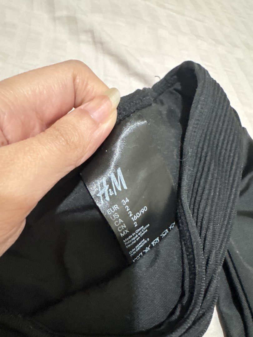 H&M Black Bikini Bottom & shein (Category: Bikinis & Swimsuits) located in Bacoor. Submitted by decluterwithellie8 (Listing ID 1471061573, Image 2). Description: - Set of 2 versatile black bikini bottoms - Piece 1: H&M textured ribbed style, Size EUR 34 / US 2 - Piece 2: Smooth fabric style, Size XS shein - Minimalist solid black design, easy to mix and match with any top - Standard comfortable swimwear material Pag per pc H&m 450 Shein 120 .