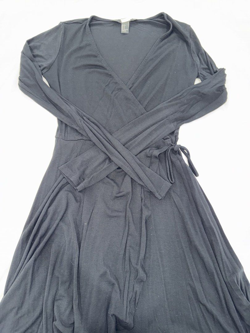 H&M Black Long Sleeve Wrap Mini Dress (Category: Dresses) located in San Mateo. Submitted by cheeetosjalapeno (Listing ID 1471002936, Image 1). Description: ✨DECLUTTERING SALE✨ Condition: USED ONCE ONLY Location: San Mateo, Rizal - Color: Classic Black - Style: Wrap dress with a secure side-tie waist - Neckline: Flattering V-neck - Sleeves: Long sleeves - Skirt: Flared, above-the-knee length - Material: Soft and comfortable fabric - Versatility: 